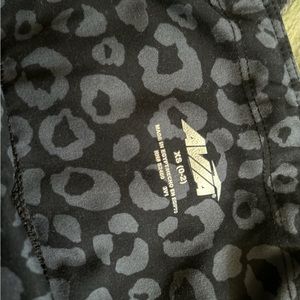 I’m selling athletic leggings